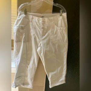 White roll-up pant